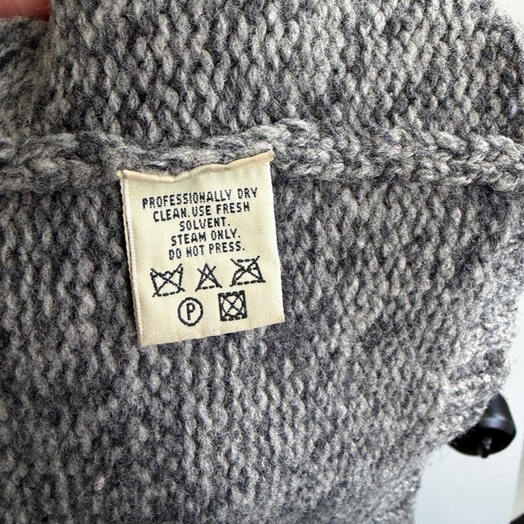 Like new Vintage Eddie Bauer size M Gray and Cream Sweater with Red Details - Picture 5 of 7